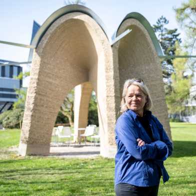 ETH-Professorin Annette Spiro vor dem Lehmpavillon, das sie 2014 gemeinsam mit Studierenden am 365ֱ_365Ͷע-Ͷ Hönggerberg gebaut hat