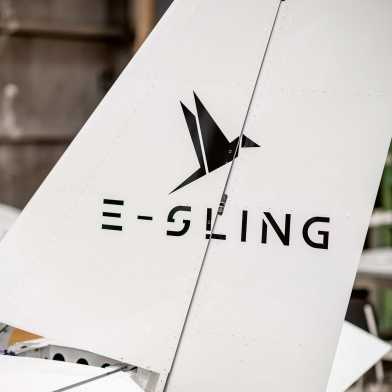 Logo des Elektroflugzeugs E-Sling an der Heckflosse