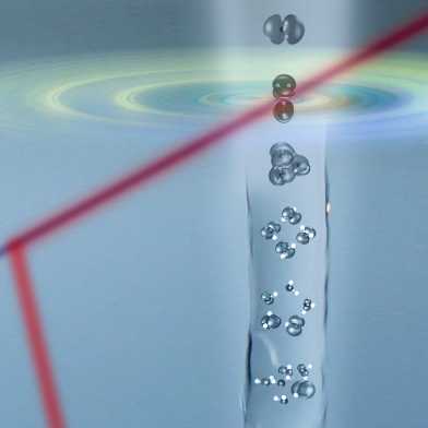Wasser-Cluster (grau) werden von einem kurzen Laserpuls (violett) ionisiert. Ein zweiter Puls (rot) macht es möglich, die Zeitverzögerung bei dieser Ionisierung genau zu messen.