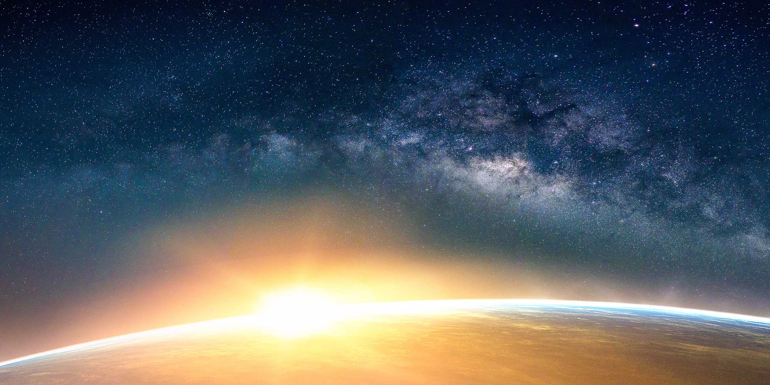 Sonnenaufgang über über der Erde, aus dem Weltall betrachtet