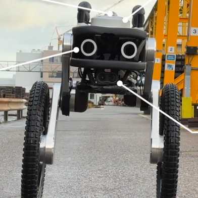 Der Ascento Roboter auf der Strasse; ausgestattet mit einer 360 Grad Kamera, Mikrofon, Speaker, LEDs und einer Wärmebildkamera