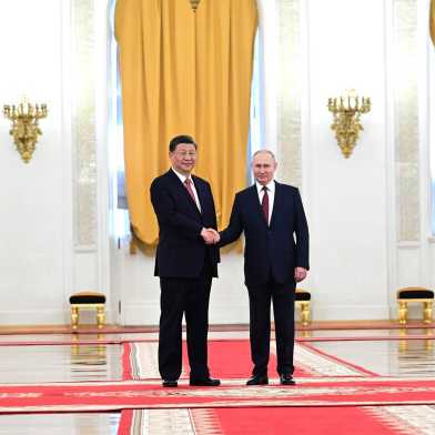 Der chinesische Präsident Xi Jinping und russischen Präsidenten Wladimir Putin beim Händeschütteln.