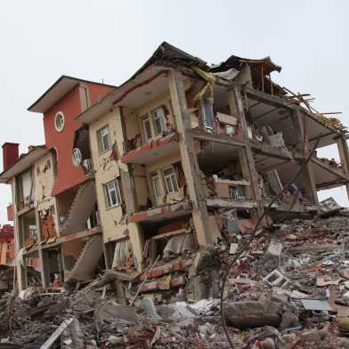 Zerstörtes Gebäude nach einem Erdbeben