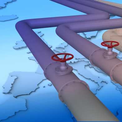 Im Hintergrund eine Karte von Europa (blau) im Vorgergrund über die Karte hinweglaufende Gasleitungen.