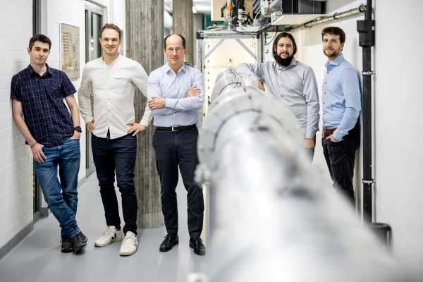 Das Team verteilt um die Quantenverbindung, v.l.n.r. Anatoly Kulikov, Simon Storz, Andreas Wallraff, Josua Sch?r, Janis Ltolf.