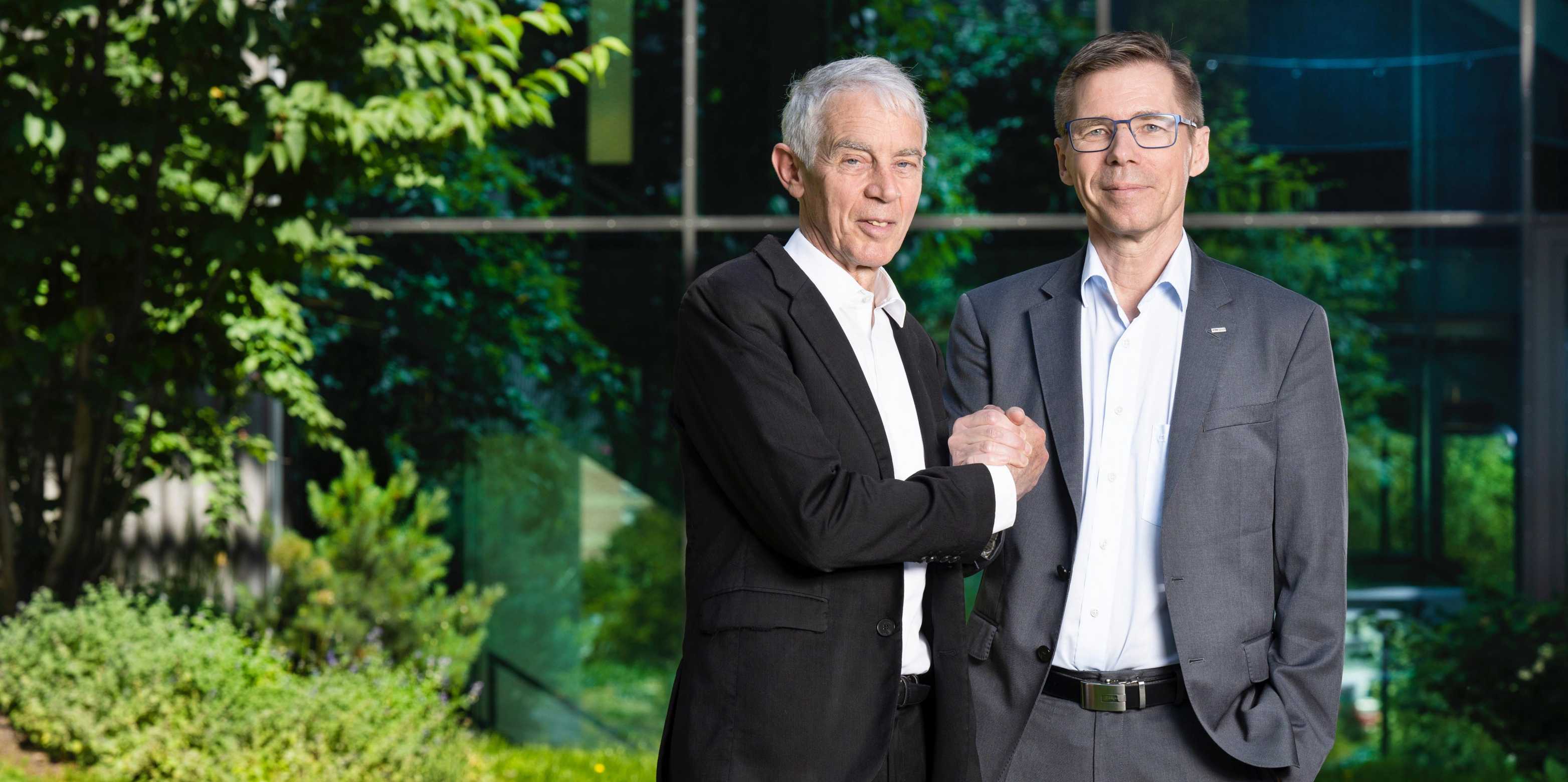 Die Präsidenten der ETH Zürich und der EPFL schütteln sich die Hände. 