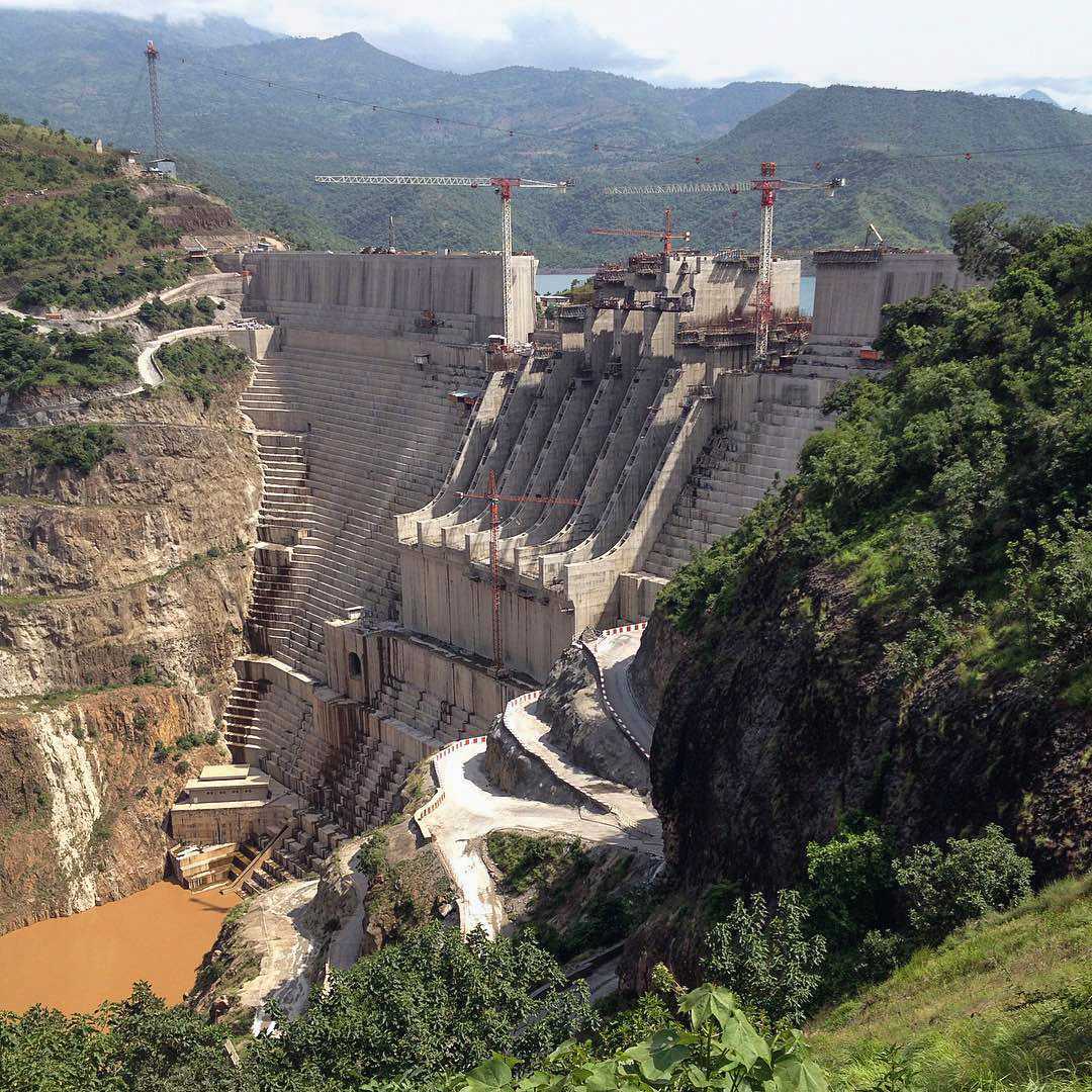 Weitwinkel Foto von dem Staudamm, an dem gebaut wird. 