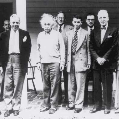 Altes schwarzweiss Foto einer Gruppe Männer, darunter Albert Einstein und John von Neumann.