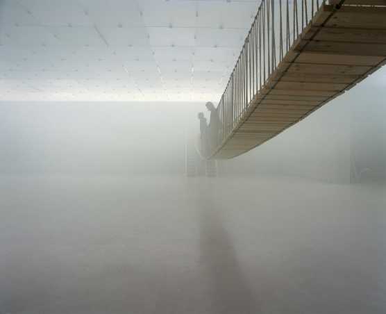 Nebel mit Brcke und zwei Menschen