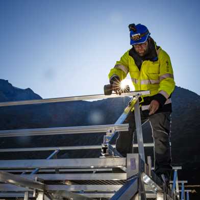 Ein Mann beim Arbeiten an Solarpanels