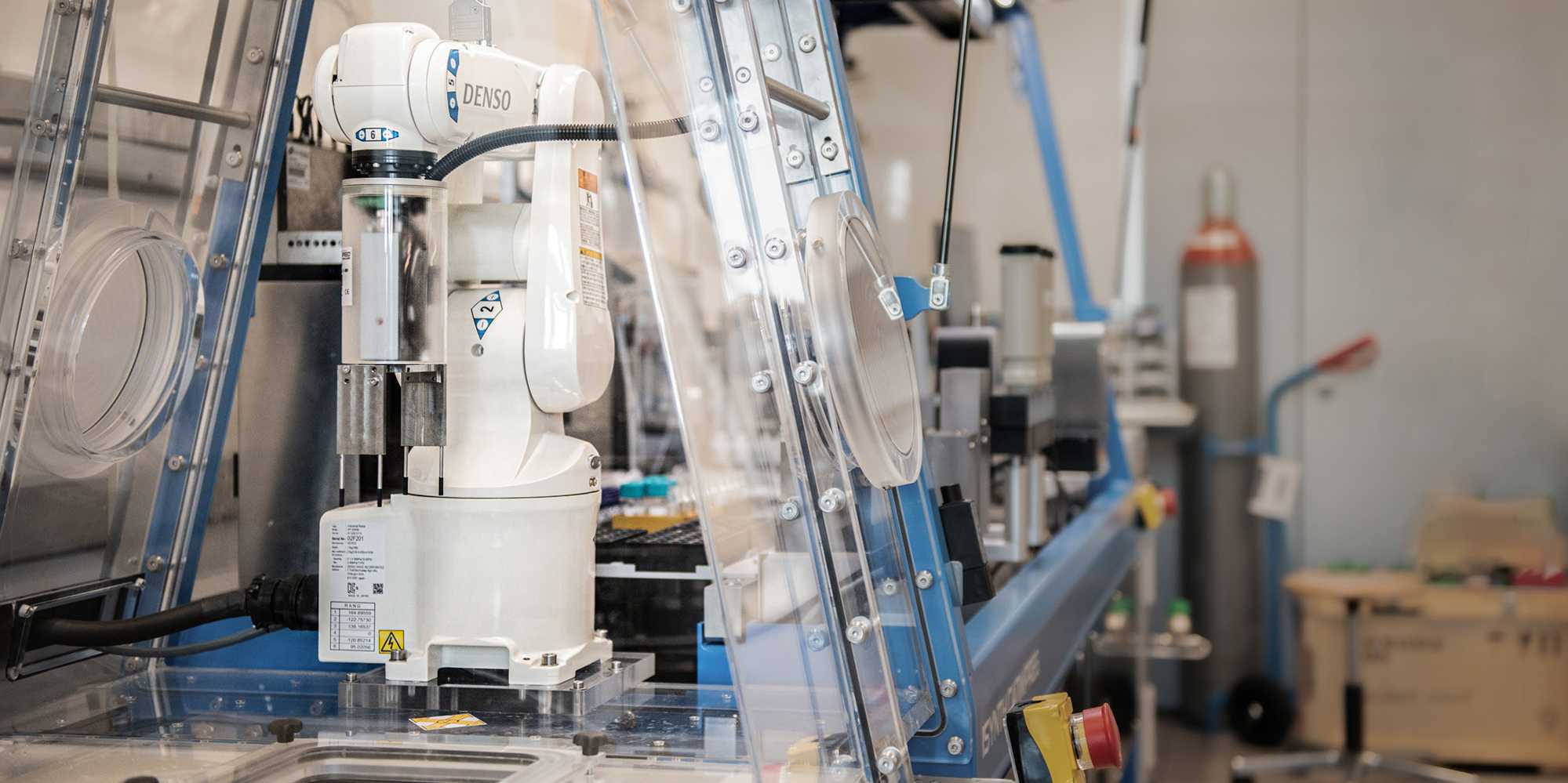Weisser Roboterarm im Labor