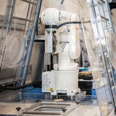 Weisser Roboterarm im Labor