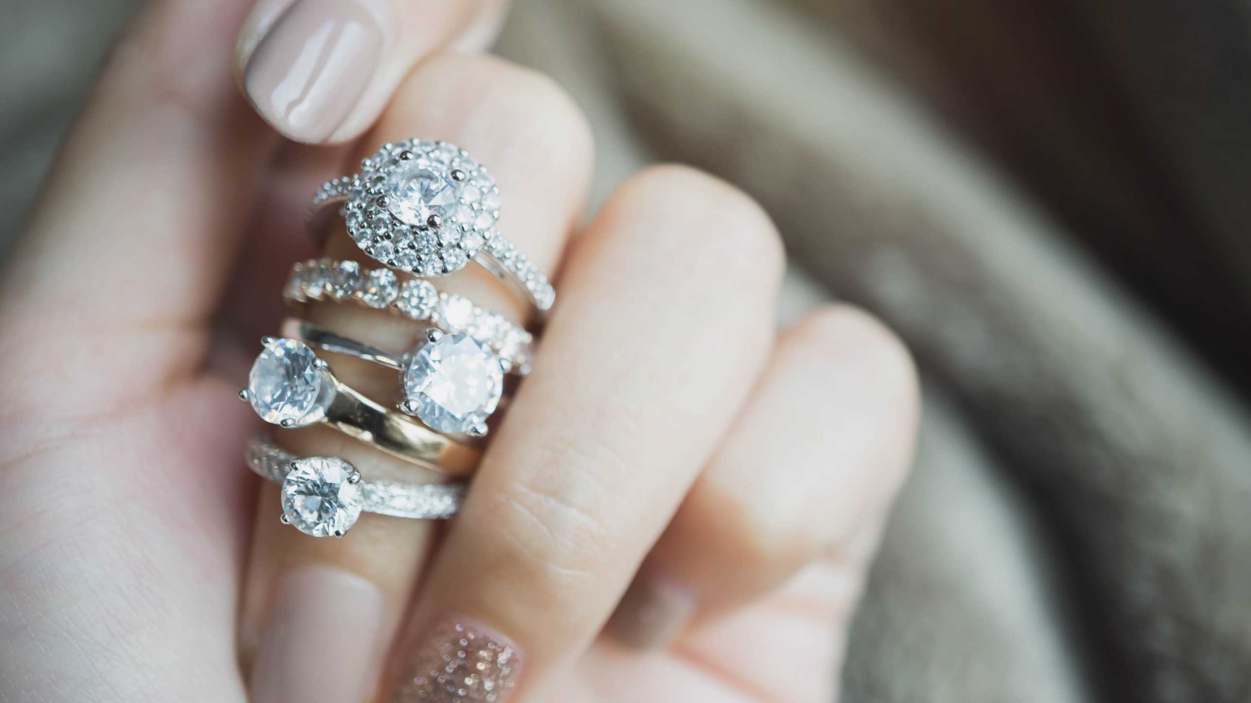Vergr?sserte Ansicht: Eine Frauenhand mit vielen Diamantringen