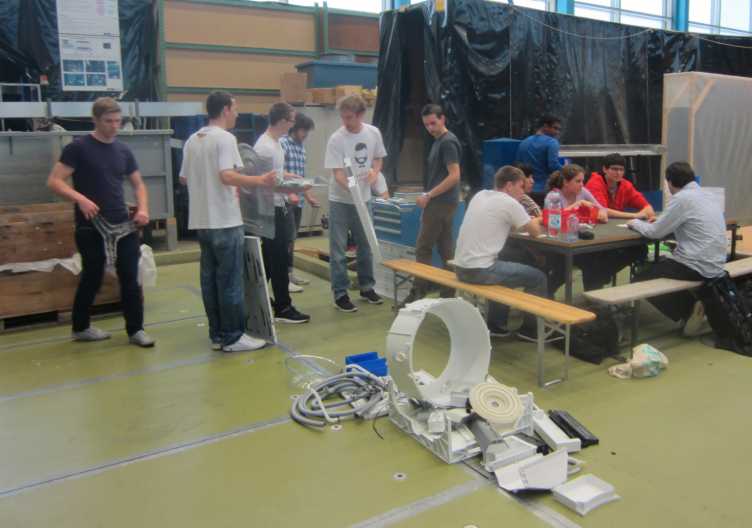 Vergr?sserte Ansicht: Bachelorstudenten beim Absolvieren einer Projektarbeit zum Thema „Elektroschrott Recycling“
