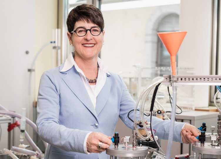 Vergr?sserte Ansicht: Marianne Schmid Daners steht im Labor an einem Gerät