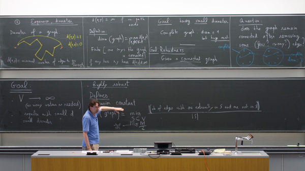 Ein Dozent der Mathematik erklärt Formeln an der Wandtafel