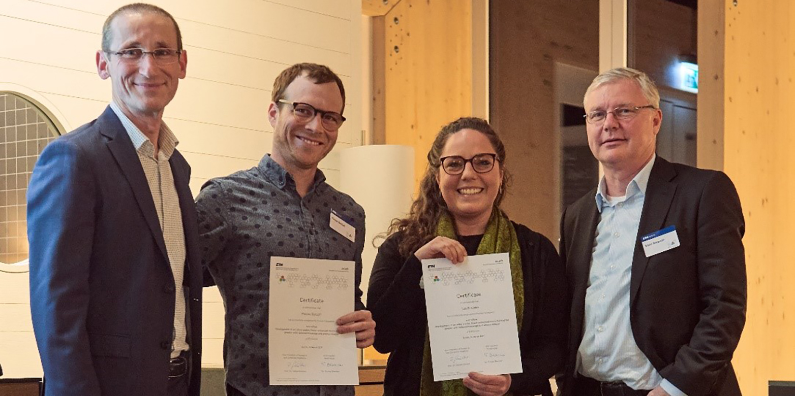 Pioneer Fellowship Zertifikatsübergabe, von links: Tomas Brenner (Leiter ieLab), Pascal Guillet und Lea Pokorny (ETH spin-off microPow) sowie Silvio Bonaccio (Leiter ETH transfer)