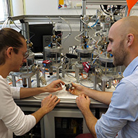 Zwei Forscher diskutieren in einem Labor