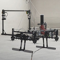 Drohne mit montiertem Bohrer im Anflug auf eine Wand
