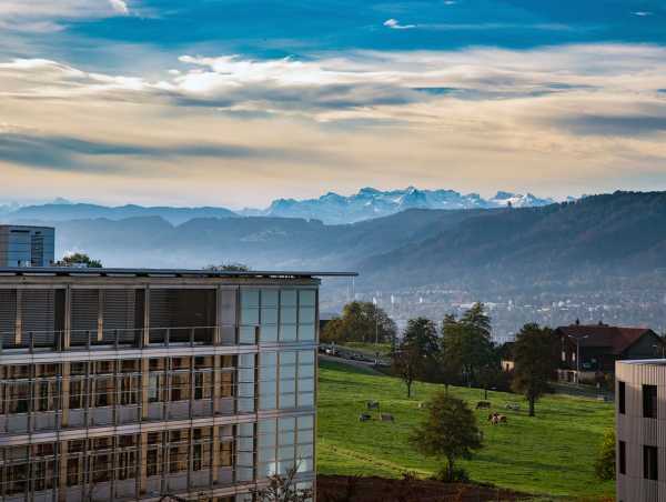 The view from the H?nggerberg campus encompasses Zurich and the Limmat Valley, framed by the Alps. (Photograph: Jean Schmitt)