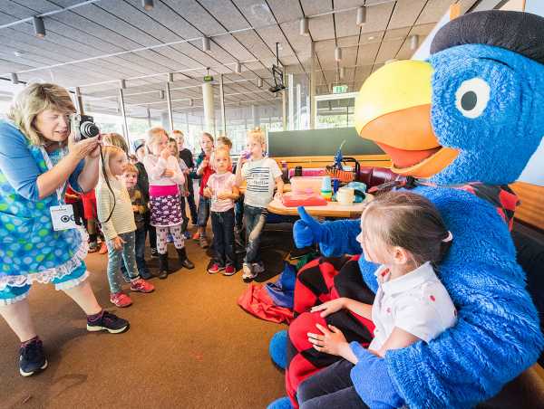 Under the Polyterrasse: Globi greets children at Scientifica 2017, where they can directly experience what data can reveal. (Photograph: Frank Brderli)