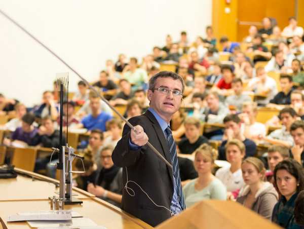 Rising number of students: Edoardo Mazzas mechanics lecture is one of the most popular. (Photograph: ETH Zurich / Alessandro Della Bella)