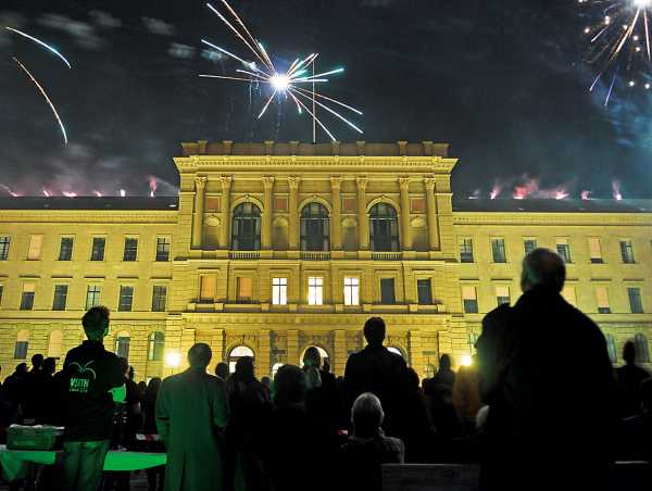 A firework lights up ETHs main building: in 2012, students celebrated the 150-year anniversary of VSETH (the Association of Students at ETH Zurich). (Photograph: ETH Zurich)