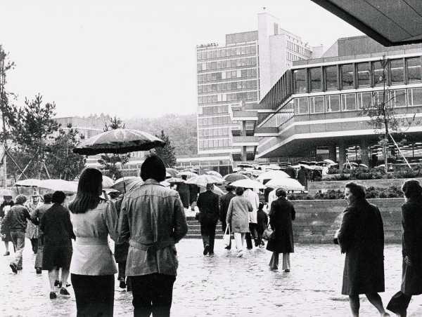 Guests flock to the official opening of ETH H?nggerberg in 1974. (Photograph: ETH Library / Image Archive)