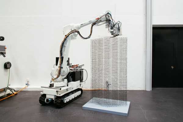 The In situ Fabricator construction robot creates a steel wire grid.