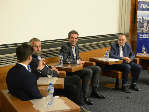 Enlarged view: Moderator Tobias Mller mit Hanspeter Hunkeler, Michael Buser und Francis Egger (v.l.n.r)