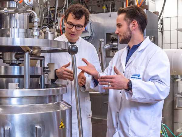 Leandro Buchmann and Lukas B?cker, two doctoral students of Professor Alexander Mathys, will investigate the economic feasibility of microalgae as an alternative protein source. (Photo: Rainer Spitzenberger)