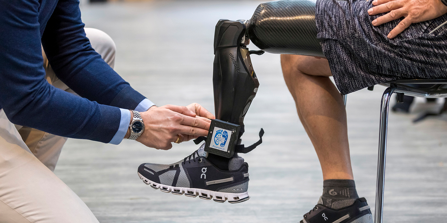 Enlarged view: The NeuroLegs device supplies real-time sensory feedback to the wearer. (Image: ETH Zurich/Alessandro Della Bella)