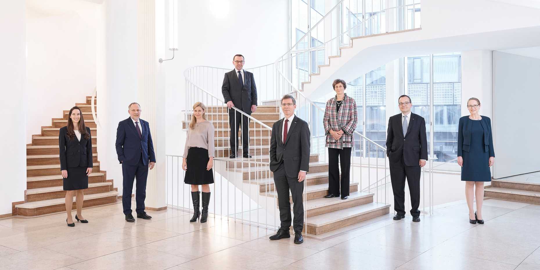 Enlarged view: The first outwardly visible result of the rETHink project is the expansion of the Executive Board to include Vice Presidents for Knowledge Transfer and Corporate Relations, and Personnel Development and Leadership. Members of the Executive Board, from left to right: Vanessa Wood (new, from 1 January 2021), Detlef Günther, Julia Dannath-Schuh (new), Ulrich Weidmann, Joël Mesot, Sarah Springman and Robert Perich. Far right: Secretary General Katharina Poiger Ruloff.