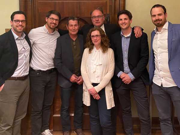 Enlarged view: Anniversary celebration of the Wyss Zurich Team with the patient. From left to right: Matteo Mller, Prof. Mark Tibbitt, the patient, Prof. Pierre-Alain Clavien, Lucia Bautista Borrego, Max Hefti and Richard Sousa Da Silva.