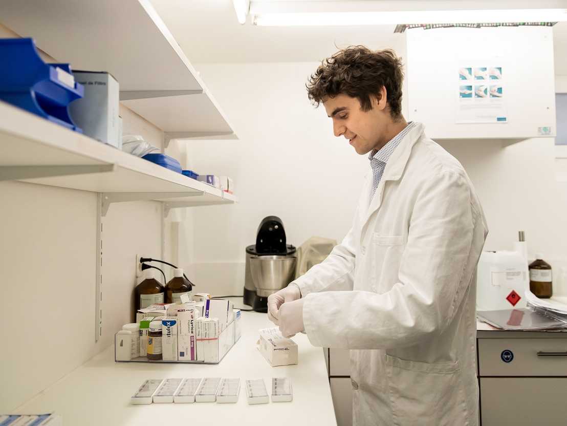 Vergr?sserte Ansicht: Ilario Scapozza bereitet im Labor Medikamente für die Auslieferung vor. (Foto: ETH Zürich/Nicola Pitaro)