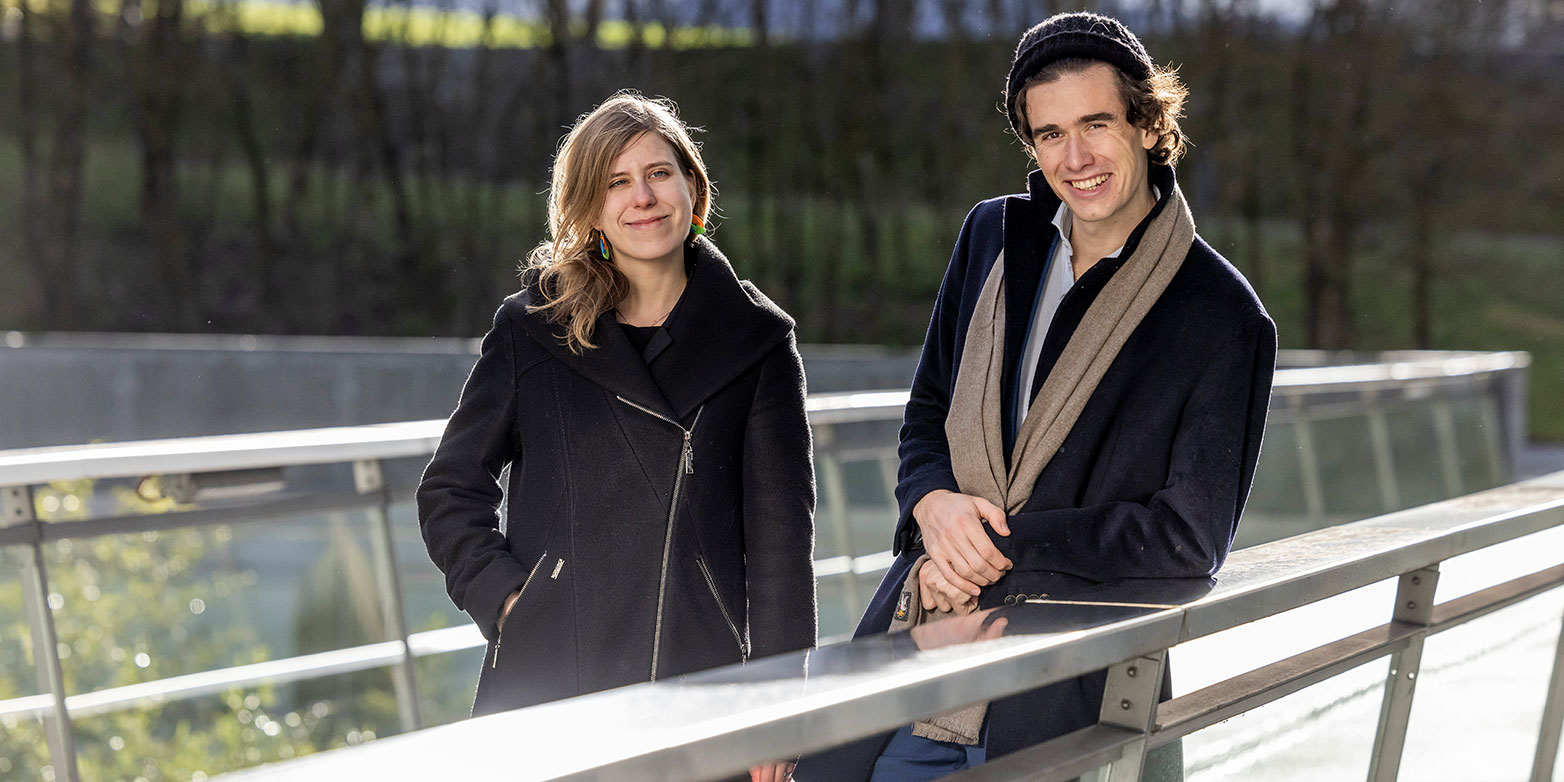 Dorota Pfizenmaier und Charles Ledoux auf einer Brücke stehend