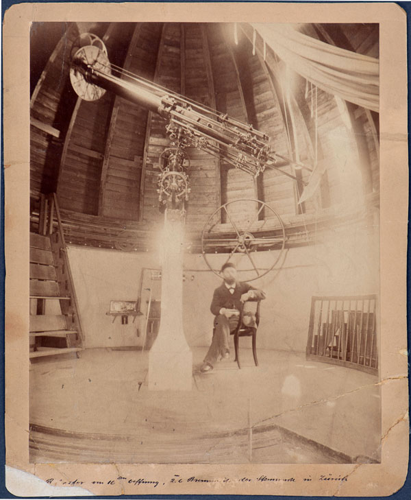 Vergr?sserte Ansicht: Historische Aufnahme von Alfred Wolfer mit dem Kern-Merz-Refraktor in der Kuppel der Semper-Sternwarte. 