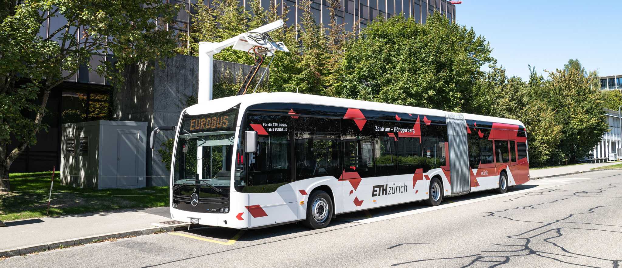 The ETH eLink shuttle bus during the charging process at ETH 365ֱ_365Ͷע-Ͷ Hönggerberg