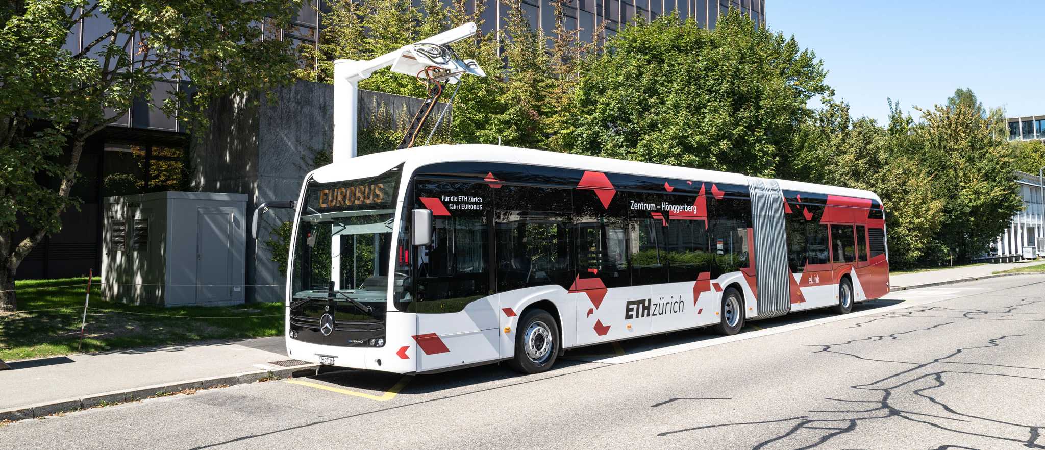 Der ETH eLink Shuttlebus während des Ladevorgangs am ETH 365ֱ_365Ͷע-Ͷ Hönggerberg