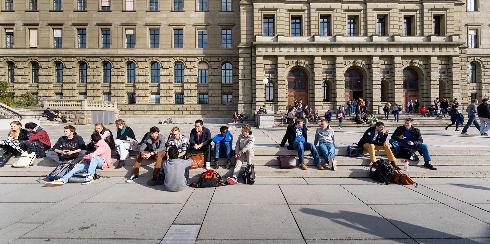 Studierende vor dem ETH-Hauptgebäude